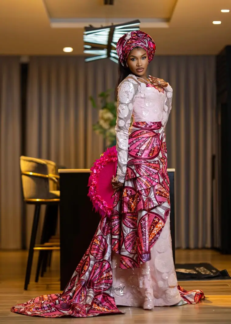 Cliente en tenue de cérémonie fuchsia à traîne