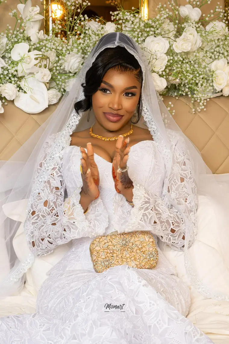 Mariée en dentelle blanche et voile
