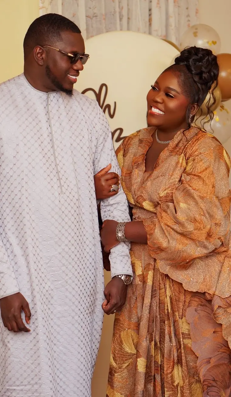 Couple en tenues assorties, brodé blanc et ocre